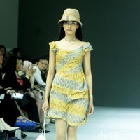 Fashion show koleksi busana terbaru desainer Felicia Budi melalui label Fbudi di ajang Jakarta Fashion Week [JFW] 2025, di City Hall, Pondok Indah mall 3, Jakarta Selatan, Selasa [23/10/2024]. Fbudi mengolah Tenun Sobi khas Suku Bugis menjadi baju-baju stylish mulai dari outerwear aksen layering, celana pendek, trench coat, dress hingga topi. Foto: Mohammad Abduh/detikcom.