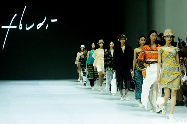 Fashion show koleksi busana terbaru desainer Felicia Budi melalui label Fbudi di ajang Jakarta Fashion Week [JFW] 2025, di City Hall, Pondok Indah mall 3, Jakarta Selatan, Selasa [23/10/2024]. Fbudi mengolah Tenun Sobi khas Suku Bugis menjadi baju-baju stylish mulai dari outerwear aksen layering, celana pendek, trench coat, dress hingga topi. Foto: Mohammad Abduh/detikcom.