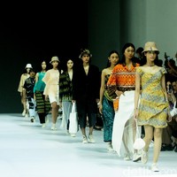 Fashion show koleksi busana terbaru desainer Felicia Budi melalui label Fbudi di ajang Jakarta Fashion Week [JFW] 2025, di City Hall, Pondok Indah mall 3, Jakarta Selatan, Selasa [23/10/2024]. Fbudi mengolah Tenun Sobi khas Suku Bugis menjadi baju-baju stylish mulai dari outerwear aksen layering, celana pendek, trench coat, dress hingga topi. Foto: Mohammad Abduh/detikcom.