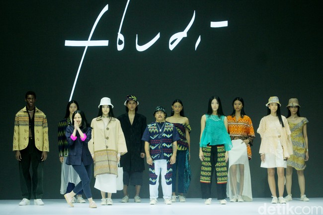 Fashion show koleksi busana terbaru desainer Felicia Budi melalui label Fbudi di ajang Jakarta Fashion Week [JFW] 2025, di City Hall, Pondok Indah mall 3, Jakarta Selatan, Selasa [23/10/2024]. Fbudi mengolah Tenun Sobi khas Suku Bugis menjadi baju-baju stylish mulai dari outerwear aksen layering, celana pendek, trench coat, dress hingga topi. Foto: Mohammad Abduh/detikcom.