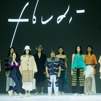 Fashion show koleksi busana terbaru desainer Felicia Budi melalui label Fbudi di ajang Jakarta Fashion Week [JFW] 2025, di City Hall, Pondok Indah mall 3, Jakarta Selatan, Selasa [23/10/2024]. Fbudi mengolah Tenun Sobi khas Suku Bugis menjadi baju-baju stylish mulai dari outerwear aksen layering, celana pendek, trench coat, dress hingga topi. Foto: Mohammad Abduh/detikcom.