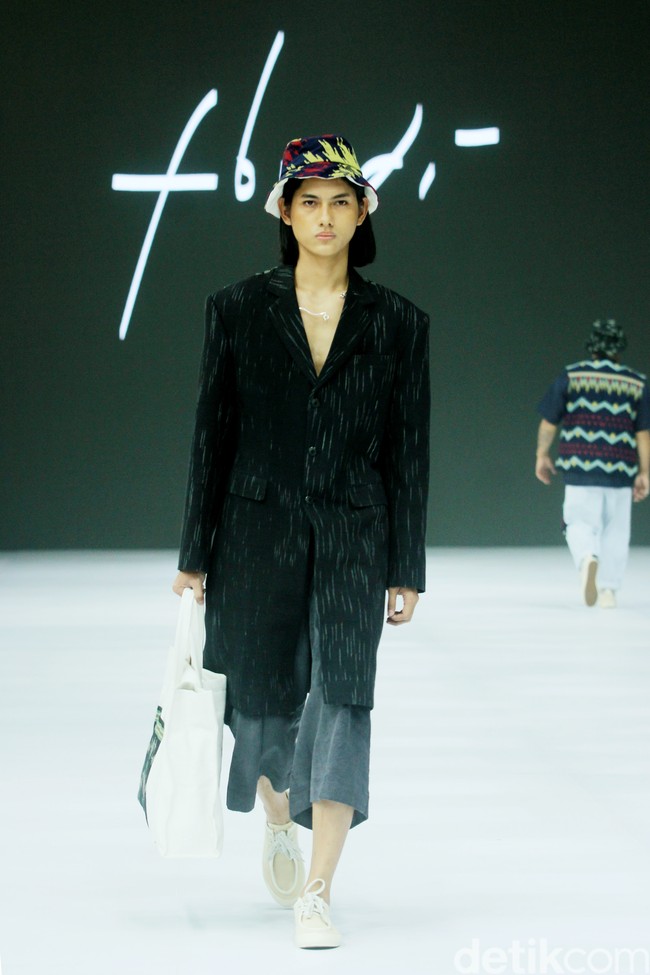 Fashion show koleksi busana terbaru desainer Felicia Budi melalui label Fbudi di ajang Jakarta Fashion Week [JFW] 2025, di City Hall, Pondok Indah mall 3, Jakarta Selatan, Selasa [23/10/2024]. Fbudi mengolah Tenun Sobi khas Suku Bugis menjadi baju-baju stylish mulai dari outerwear aksen layering, celana pendek, trench coat, dress hingga topi. Foto: Mohammad Abduh/detikcom.