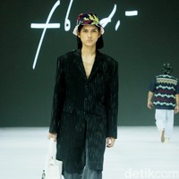 Fashion show koleksi busana terbaru desainer Felicia Budi melalui label Fbudi di ajang Jakarta Fashion Week [JFW] 2025, di City Hall, Pondok Indah mall 3, Jakarta Selatan, Selasa [23/10/2024]. Fbudi mengolah Tenun Sobi khas Suku Bugis menjadi baju-baju stylish mulai dari outerwear aksen layering, celana pendek, trench coat, dress hingga topi. Foto: Mohammad Abduh/detikcom.