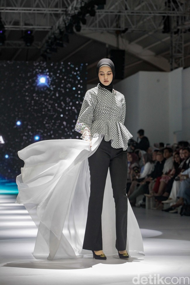 Fashion show koleksi terbaru Nada Puspita x Buttonscraves di Jakarta Fashion Week [JFW] 2025, di City Hall, Pondok Indah mall 3, Jakarta Selatan. Koleksi Nada Puspita yang ditampilkan di JFW 2025 bertemakan Iznik Treasure. Tema tersebut dipilih Indah Nada Puspita sebagai creative director karena dia terinspirasi akan keindahan kota Iznik, Turki. Nada menghadirkan motif-motif yang ditemuinya di kota Iznik. Foto: Andhika Prasetia/detikcom.