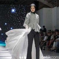 Fashion show koleksi terbaru Nada Puspita x Buttonscraves di Jakarta Fashion Week [JFW] 2025, di City Hall, Pondok Indah mall 3, Jakarta Selatan. Koleksi Nada Puspita yang ditampilkan di JFW 2025 bertemakan Iznik Treasure. Tema tersebut dipilih Indah Nada Puspita sebagai creative director karena dia terinspirasi akan keindahan kota Iznik, Turki. Nada menghadirkan motif-motif yang ditemuinya di kota Iznik. Foto: Andhika Prasetia/detikcom.