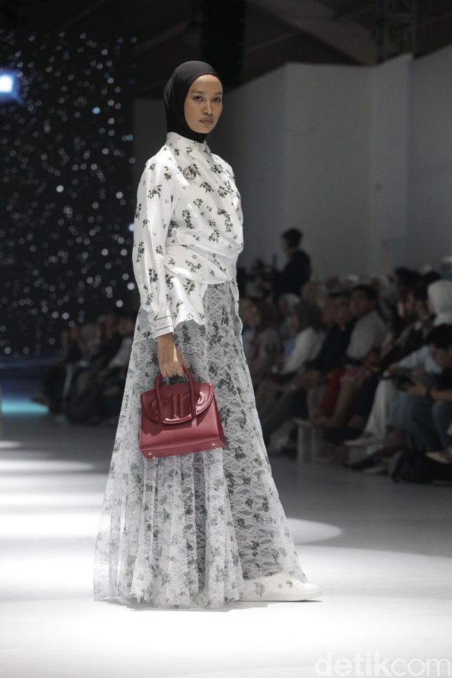 Fashion show koleksi terbaru Nada Puspita x Buttonscraves di Jakarta Fashion Week [JFW] 2025, di City Hall, Pondok Indah mall 3, Jakarta Selatan. Koleksi Nada Puspita yang ditampilkan di JFW 2025 bertemakan Iznik Treasure. Tema tersebut dipilih Indah Nada Puspita sebagai creative director karena dia terinspirasi akan keindahan kota Iznik, Turki. Nada menghadirkan motif-motif yang ditemuinya di kota Iznik. Foto: Andhika Prasetia/detikcom.
