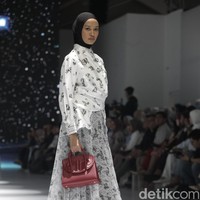 Fashion show koleksi terbaru Nada Puspita x Buttonscraves di Jakarta Fashion Week [JFW] 2025, di City Hall, Pondok Indah mall 3, Jakarta Selatan. Koleksi Nada Puspita yang ditampilkan di JFW 2025 bertemakan Iznik Treasure. Tema tersebut dipilih Indah Nada Puspita sebagai creative director karena dia terinspirasi akan keindahan kota Iznik, Turki. Nada menghadirkan motif-motif yang ditemuinya di kota Iznik. Foto: Andhika Prasetia/detikcom.
