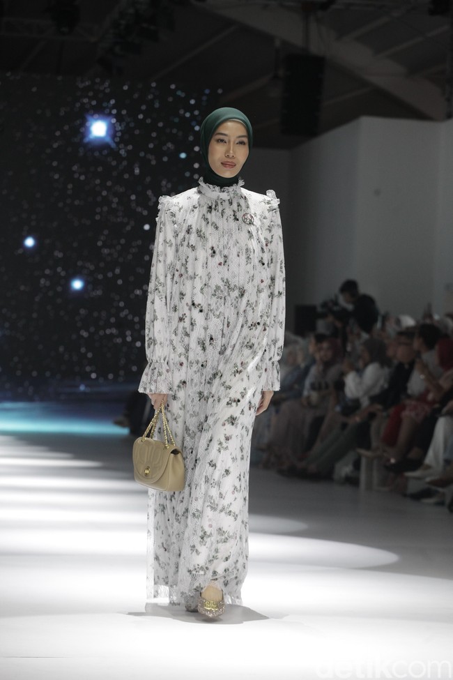 Fashion show koleksi terbaru Nada Puspita x Buttonscraves di Jakarta Fashion Week [JFW] 2025, di City Hall, Pondok Indah mall 3, Jakarta Selatan. Koleksi Nada Puspita yang ditampilkan di JFW 2025 bertemakan Iznik Treasure. Tema tersebut dipilih Indah Nada Puspita sebagai creative director karena dia terinspirasi akan keindahan kota Iznik, Turki. Nada menghadirkan motif-motif yang ditemuinya di kota Iznik. Foto: Andhika Prasetia/detikcom.