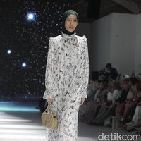 Fashion show koleksi terbaru Nada Puspita x Buttonscraves di Jakarta Fashion Week [JFW] 2025, di City Hall, Pondok Indah mall 3, Jakarta Selatan. Koleksi Nada Puspita yang ditampilkan di JFW 2025 bertemakan Iznik Treasure. Tema tersebut dipilih Indah Nada Puspita sebagai creative director karena dia terinspirasi akan keindahan kota Iznik, Turki. Nada menghadirkan motif-motif yang ditemuinya di kota Iznik. Foto: Andhika Prasetia/detikcom.