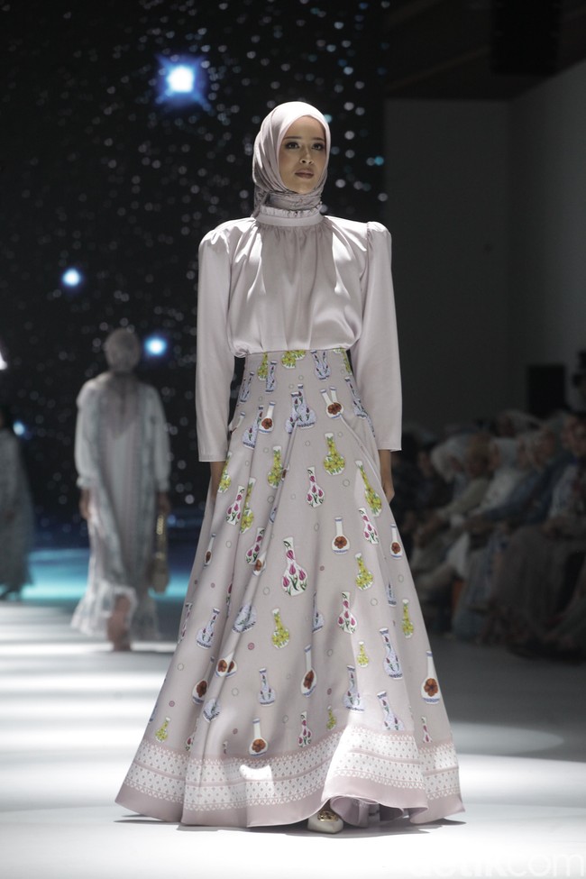 Fashion show koleksi terbaru Nada Puspita x Buttonscraves di Jakarta Fashion Week [JFW] 2025, di City Hall, Pondok Indah mall 3, Jakarta Selatan. Koleksi Nada Puspita yang ditampilkan di JFW 2025 bertemakan Iznik Treasure. Tema tersebut dipilih Indah Nada Puspita sebagai creative director karena dia terinspirasi akan keindahan kota Iznik, Turki. Nada menghadirkan motif-motif yang ditemuinya di kota Iznik. Foto: Andhika Prasetia/detikcom.