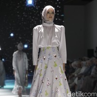 Fashion show koleksi terbaru Nada Puspita x Buttonscraves di Jakarta Fashion Week [JFW] 2025, di City Hall, Pondok Indah mall 3, Jakarta Selatan. Koleksi Nada Puspita yang ditampilkan di JFW 2025 bertemakan Iznik Treasure. Tema tersebut dipilih Indah Nada Puspita sebagai creative director karena dia terinspirasi akan keindahan kota Iznik, Turki. Nada menghadirkan motif-motif yang ditemuinya di kota Iznik. Foto: Andhika Prasetia/detikcom.