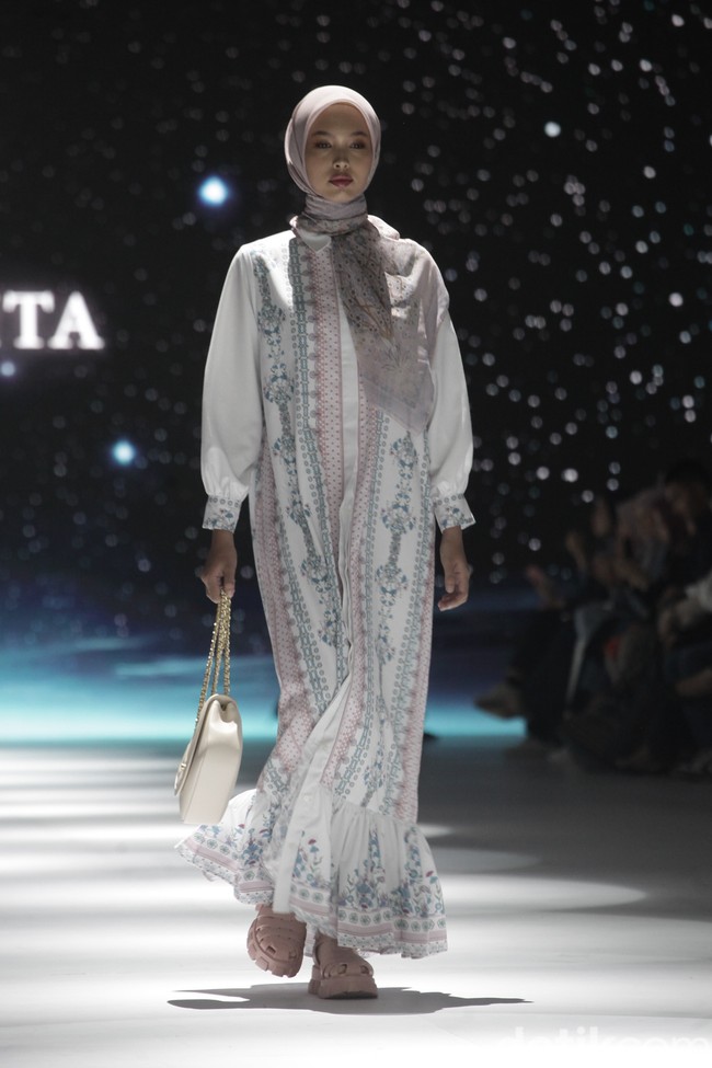 Fashion show koleksi terbaru Nada Puspita x Buttonscraves di Jakarta Fashion Week [JFW] 2025, di City Hall, Pondok Indah mall 3, Jakarta Selatan. Koleksi Nada Puspita yang ditampilkan di JFW 2025 bertemakan Iznik Treasure. Tema tersebut dipilih Indah Nada Puspita sebagai creative director karena dia terinspirasi akan keindahan kota Iznik, Turki. Nada menghadirkan motif-motif yang ditemuinya di kota Iznik. Foto: Andhika Prasetia/detikcom.