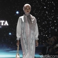 Fashion show koleksi terbaru Nada Puspita x Buttonscraves di Jakarta Fashion Week [JFW] 2025, di City Hall, Pondok Indah mall 3, Jakarta Selatan. Koleksi Nada Puspita yang ditampilkan di JFW 2025 bertemakan Iznik Treasure. Tema tersebut dipilih Indah Nada Puspita sebagai creative director karena dia terinspirasi akan keindahan kota Iznik, Turki. Nada menghadirkan motif-motif yang ditemuinya di kota Iznik. Foto: Andhika Prasetia/detikcom.