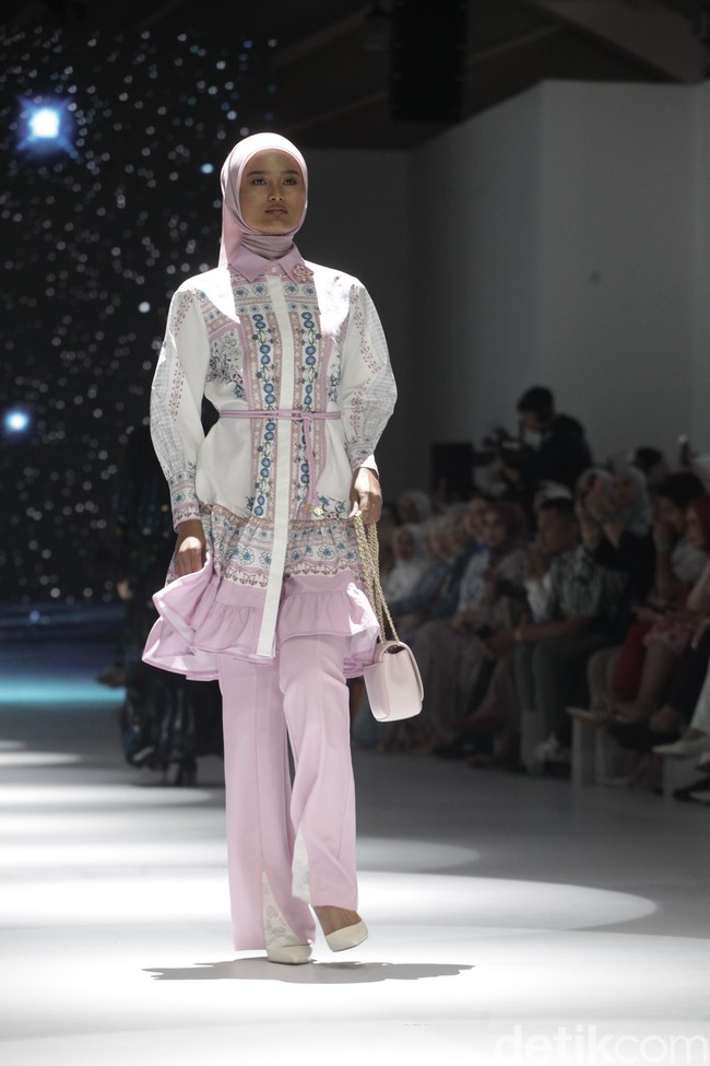 Fashion show koleksi terbaru Nada Puspita x Buttonscraves di Jakarta Fashion Week [JFW] 2025, di City Hall, Pondok Indah mall 3, Jakarta Selatan. Koleksi Nada Puspita yang ditampilkan di JFW 2025 bertemakan Iznik Treasure. Tema tersebut dipilih Indah Nada Puspita sebagai creative director karena dia terinspirasi akan keindahan kota Iznik, Turki. Nada menghadirkan motif-motif yang ditemuinya di kota Iznik. Foto: Andhika Prasetia/detikcom.