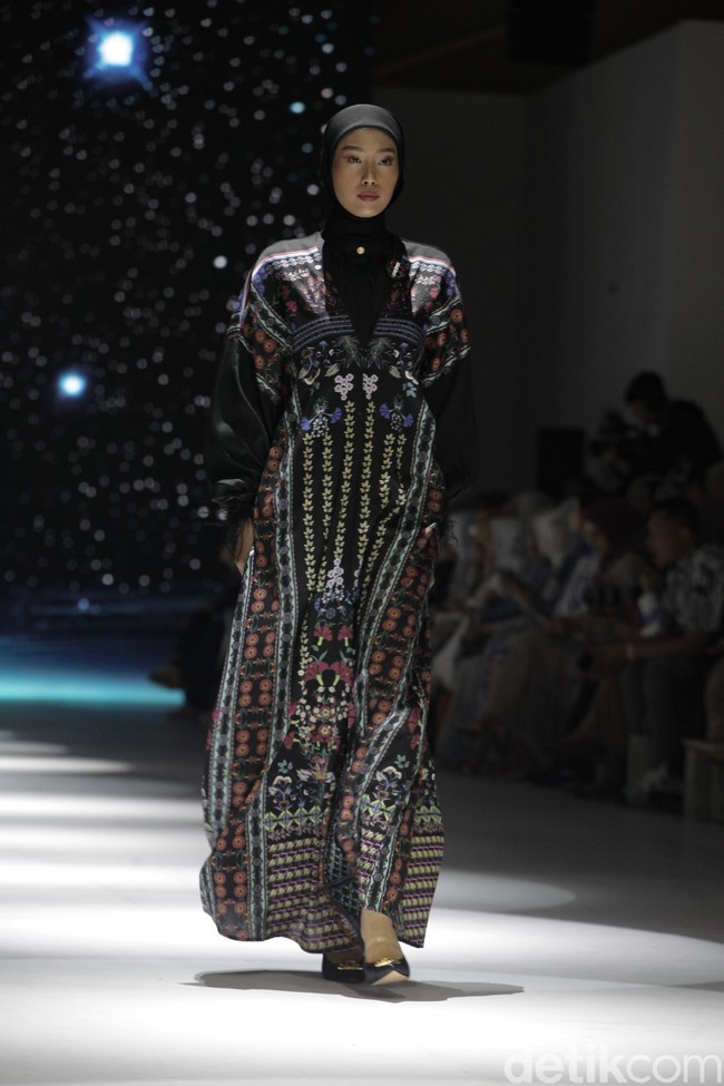 Fashion show koleksi terbaru Nada Puspita x Buttonscraves di Jakarta Fashion Week [JFW] 2025, di City Hall, Pondok Indah mall 3, Jakarta Selatan. Koleksi Nada Puspita yang ditampilkan di JFW 2025 bertemakan Iznik Treasure. Tema tersebut dipilih Indah Nada Puspita sebagai creative director karena dia terinspirasi akan keindahan kota Iznik, Turki. Nada menghadirkan motif-motif yang ditemuinya di kota Iznik. Foto: Andhika Prasetia/detikcom.