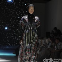 Fashion show koleksi terbaru Nada Puspita x Buttonscraves di Jakarta Fashion Week [JFW] 2025, di City Hall, Pondok Indah mall 3, Jakarta Selatan. Koleksi Nada Puspita yang ditampilkan di JFW 2025 bertemakan Iznik Treasure. Tema tersebut dipilih Indah Nada Puspita sebagai creative director karena dia terinspirasi akan keindahan kota Iznik, Turki. Nada menghadirkan motif-motif yang ditemuinya di kota Iznik. Foto: Andhika Prasetia/detikcom.