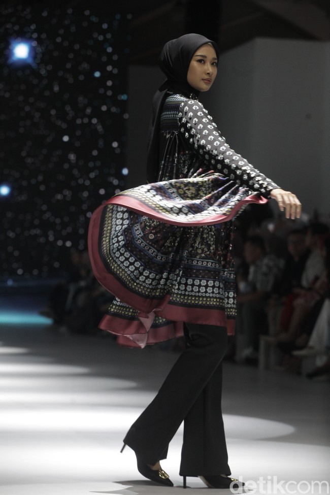 Fashion show koleksi terbaru Nada Puspita x Buttonscraves di Jakarta Fashion Week [JFW] 2025, di City Hall, Pondok Indah mall 3, Jakarta Selatan. Koleksi Nada Puspita yang ditampilkan di JFW 2025 bertemakan Iznik Treasure. Tema tersebut dipilih Indah Nada Puspita sebagai creative director karena dia terinspirasi akan keindahan kota Iznik, Turki. Nada menghadirkan motif-motif yang ditemuinya di kota Iznik. Foto: Andhika Prasetia/detikcom.