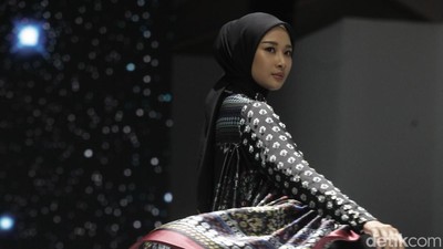 Foto: 10 Koleksi Nada Puspita, Busana Terinspirasi Keindahan Iznik, Turki