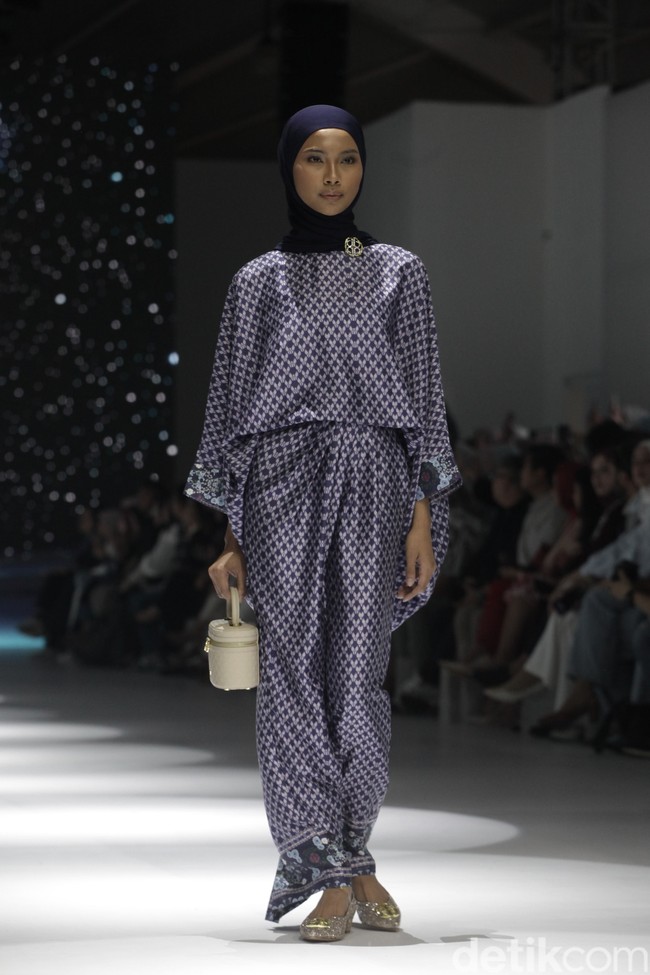 Fashion show koleksi terbaru Nada Puspita x Buttonscraves di Jakarta Fashion Week [JFW] 2025, di City Hall, Pondok Indah mall 3, Jakarta Selatan. Koleksi Nada Puspita yang ditampilkan di JFW 2025 bertemakan Iznik Treasure. Tema tersebut dipilih Indah Nada Puspita sebagai creative director karena dia terinspirasi akan keindahan kota Iznik, Turki. Nada menghadirkan motif-motif yang ditemuinya di kota Iznik.  Foto: Andhika Prasetia/detikcom.