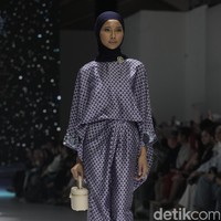 Fashion show koleksi terbaru Nada Puspita x Buttonscraves di Jakarta Fashion Week [JFW] 2025, di City Hall, Pondok Indah mall 3, Jakarta Selatan. Koleksi Nada Puspita yang ditampilkan di JFW 2025 bertemakan Iznik Treasure. Tema tersebut dipilih Indah Nada Puspita sebagai creative director karena dia terinspirasi akan keindahan kota Iznik, Turki. Nada menghadirkan motif-motif yang ditemuinya di kota Iznik.  Foto: Andhika Prasetia/detikcom.