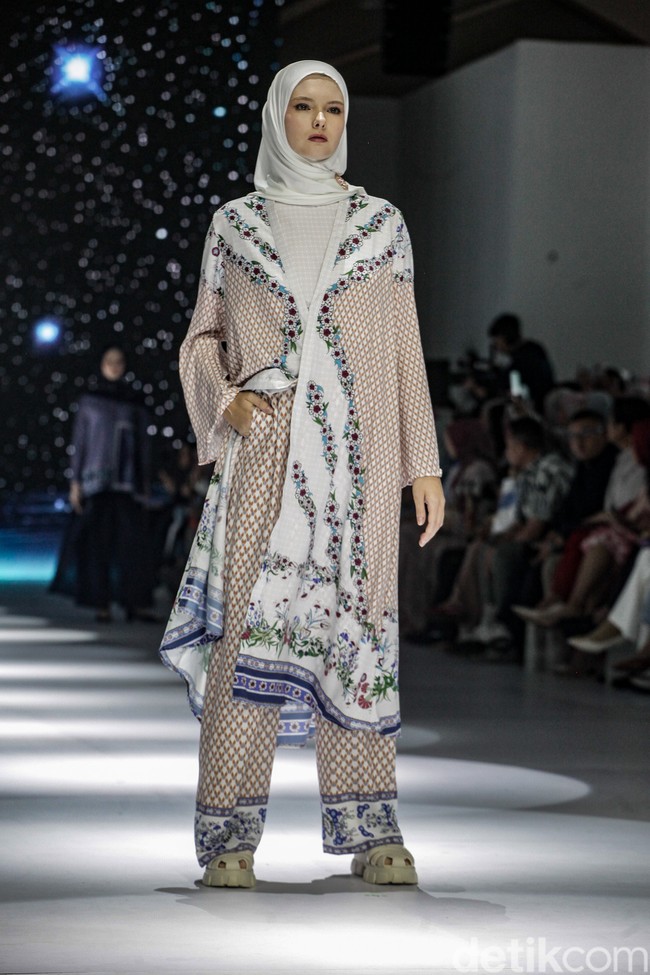 Fashion show koleksi terbaru Nada Puspita x Buttonscraves di Jakarta Fashion Week [JFW] 2025, di City Hall, Pondok Indah mall 3, Jakarta Selatan. Koleksi Nada Puspita yang ditampilkan di JFW 2025 bertemakan Iznik Treasure. Tema tersebut dipilihnya karena dia terinspirasi akan keindahan kota Iznik, Turki. Nada menghadirkan motif-motif yang ditemuinya di kota Iznik. Foto: Andhika Prasetia/detikcom.