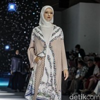 Fashion show koleksi terbaru Nada Puspita x Buttonscraves di Jakarta Fashion Week [JFW] 2025, di City Hall, Pondok Indah mall 3, Jakarta Selatan. Koleksi Nada Puspita yang ditampilkan di JFW 2025 bertemakan Iznik Treasure. Tema tersebut dipilihnya karena dia terinspirasi akan keindahan kota Iznik, Turki. Nada menghadirkan motif-motif yang ditemuinya di kota Iznik. Foto: Andhika Prasetia/detikcom.