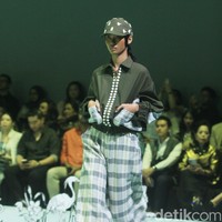 Fashion show Studio 133 Biyan Spring/Summer 2025 di Intercontinental Hotel, Pondok Indah, Senin [28/10/2024]. Menampilkan 110 busana, Biyan menceritakan tentang keseimbangan dalam kehidupan melalui koleksi terbarunya ini. Foto: Mohammad Abduh/detikcom.