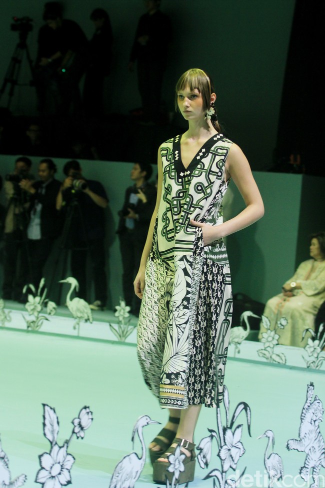 Fashion show Studio 133 Biyan Spring/Summer 2025 di Intercontinental Hotel, Pondok Indah, Senin [28/10/2024]. Menampilkan 110 busana, Biyan menceritakan tentang keseimbangan dalam kehidupan melalui koleksi terbarunya ini. Foto: Mohammad Abduh/detikcom.