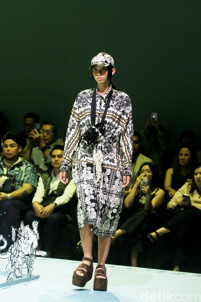 Fashion show Studio 133 Biyan Spring/Summer 2025 di Intercontinental Hotel, Pondok Indah, Senin [28/10/2024]. Menampilkan 110 busana, Biyan menceritakan tentang keseimbangan dalam kehidupan melalui koleksi terbarunya ini. Foto: Mohammad Abduh/detikcom.