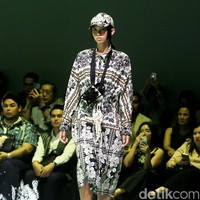 Fashion show Studio 133 Biyan Spring/Summer 2025 di Intercontinental Hotel, Pondok Indah, Senin [28/10/2024]. Menampilkan 110 busana, Biyan menceritakan tentang keseimbangan dalam kehidupan melalui koleksi terbarunya ini. Foto: Mohammad Abduh/detikcom.