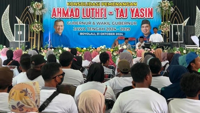Konsolidasi akbar relawan Ahmad Luthfi dan Taj Yasin di Gedung pertemuan Nujaba, Mojosongo, Boyolali. Kamis (31/10/2024).