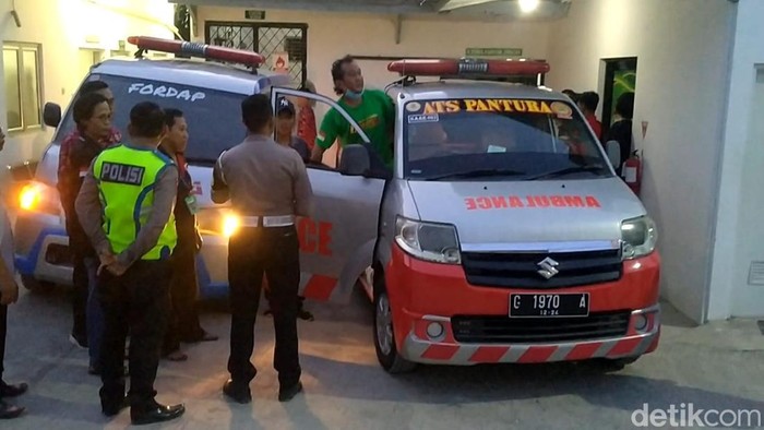 Jenazah korban laka maut di tol Pemalang dibawa ke rumah duka.