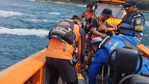 Evakuasi korban tenggelam di pantai Kelingking, Nusa Penida, Kamis (31/10/2024). (foto : dok Basarnas).