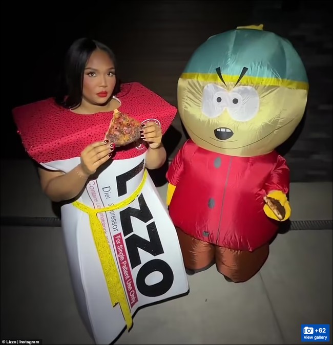 Dituduh langsing karena mengonsumsi Ozempic, Lizzo malah menjadikan tuduhan itu sebagai inspirasi kostum Halloween 2024. Lizzo tampil bak karakter dalam film South Park. Dia menjadi LizzOzempic dengan memakai kostum ala obat penurun berat badan dan pita pengukur di pinggangnya. Foto: Instagram