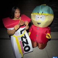 Dituduh langsing karena mengonsumsi Ozempic, Lizzo malah menjadikan tuduhan itu sebagai inspirasi kostum Halloween 2024. Lizzo tampil bak karakter dalam film South Park. Dia menjadi LizzOzempic dengan memakai kostum ala obat penurun berat badan dan pita pengukur di pinggangnya. Foto: Instagram