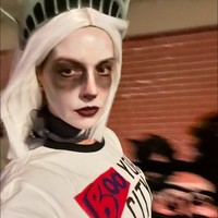 Aktris Anne Hathaway tak dikenali dalam kostum Halloween 2024. Bintang film The Princess Diaries itu berubah menjadi Lady Liberty dengan memakai wig pirang dan mahkota bak Patung Liberty. Foto: Instagram