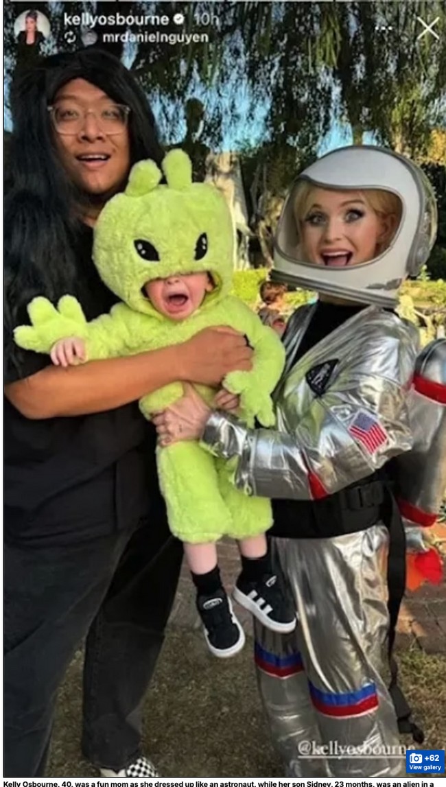 Kelly Osbourne merayakan Halloween 2024 bersama putranya, Sidney. Kelly menjadi astronot, sedangkan anaknya tampil bak alien dengan kostum hijau, Foto: Instagram