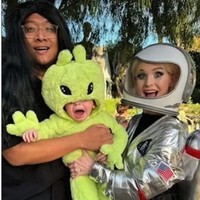 Kelly Osbourne merayakan Halloween 2024 bersama putranya, Sidney. Kelly menjadi astronot, sedangkan anaknya tampil bak alien dengan kostum hijau, Foto: Instagram
