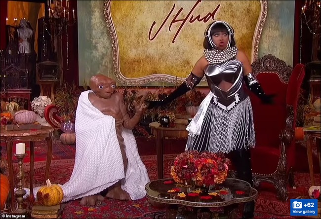 Penyanyi Jennifer Hudson mempersembahkan Halloween 2024 untuk mendiang Whitney Houston yang diidolakannya. Saat tampil dalam The Jennifer Hudson Show, penyanyi 43 tahun itu memakai kostum Queen of the Night seperti penampilan Whitney Houston dalam film The Bodyguard. Foto: Instagram