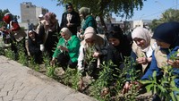 Secara terpisah, Perdana Menteri Irak dan Kementerian Pertanian, bekerja sama dengan badan-badan lain dalam pemerintahan Irak, meluncurkan berbagai kampanye penghijauan di seluruh Irak. REUTERS/Ahmed Saad  