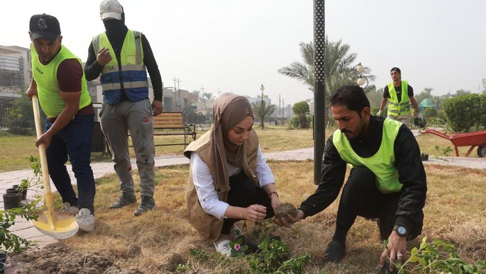 Langkah Serius Irak Melawan Pemanasan Global Iraqi volunteers plant saplings during a nationwide tree-planting campaign aimed to fight climate change and global warming that have been the catalyst for desertification in the country, in Baghdad, Iraq October 29, 2024. REUTERS/Ahmed Saad