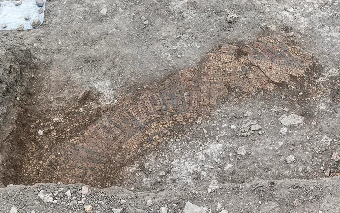 Para arkeolog menemukan lantai mosaik yang terkubur di Pulau Sisilia, Italia