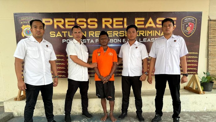 Maluku Tengah Pria bernama Ramis Bakey alias Baret di Kabupaten Maluku Tengah, Maluku, ditangkap terkait kasus penganiayaan terhadap anggota TNI dan polisi.