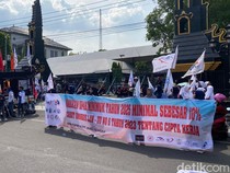 Demo Buruh di Kantor Gubernur Jateng Tuntut Kenaikan UMP 10 Persen