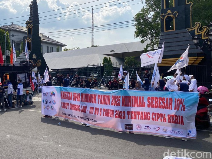 Massa buruh demo menuntut kenaikan UMP 10 persen di halaman Kantor Gubernur Jateng, Kota semarang, Kamis (31/10/2024).