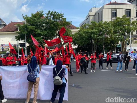 Massa buruh demo menuntut kenaikan UMP 10 persen di halaman Kantor Gubernur Jateng, Kota semarang, Kamis (31/10/2024).