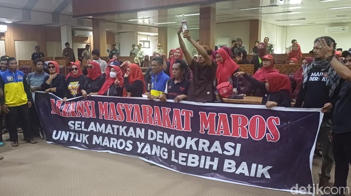 Massa menggelar aksi demonstrasi di DPRD Maros hingga masuk dalam ruang paripurna.