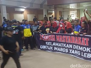 Massa Geruduk DPRD Maros Imbas Legislator Diduga Hina Pendukung Kotak Kosong