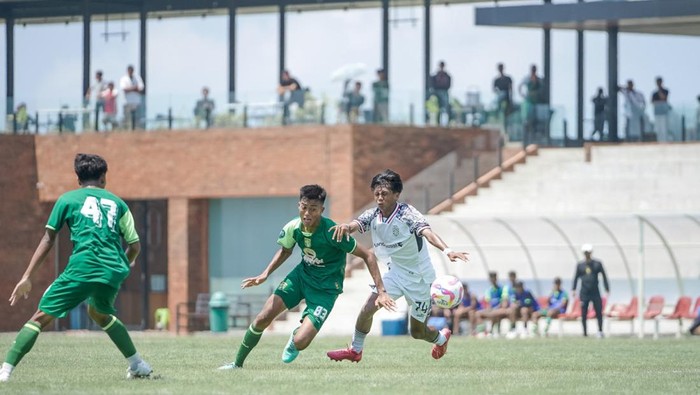 Maulana Mido Satriansyah saat membela Persebaya U-18 melawan Bali United U-18