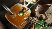 Minyak nilam (minyak atsiri) sudah melalui menyulingan tersebut selanjutnya dijual dengan harga Rp2,2 juta per kilogram.
